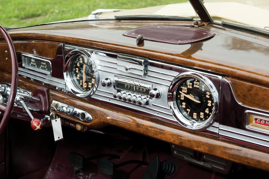 Панель приборов Hudson Custom Commodore Eight Convertible Brougham 1950 года  (фото 5 из 21)